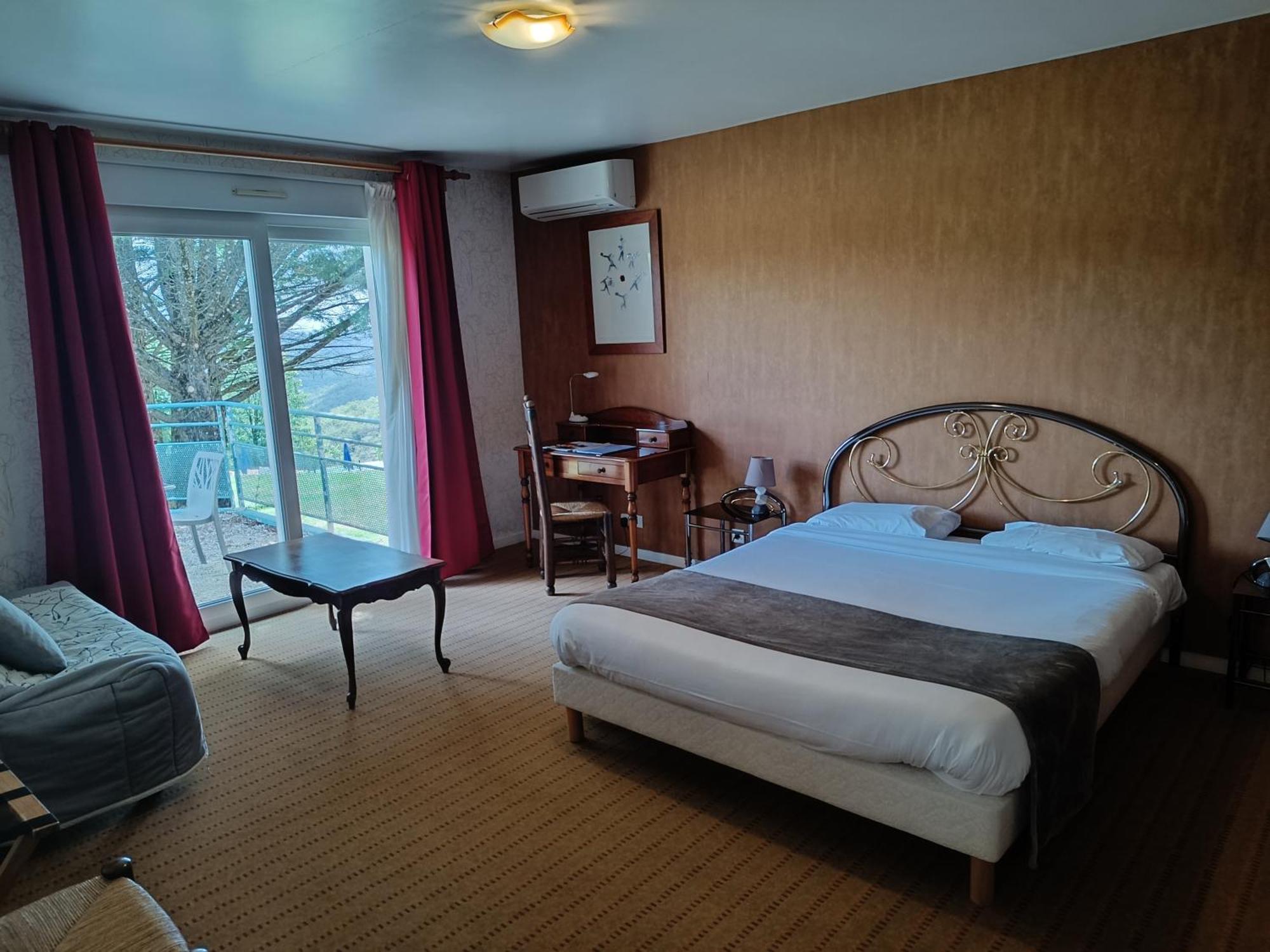 Logis Hotel La Bergerie Hotel 3 Etoiles Restaurant Savoureux Saint-Pierre-Lafeuille Екстериор снимка
